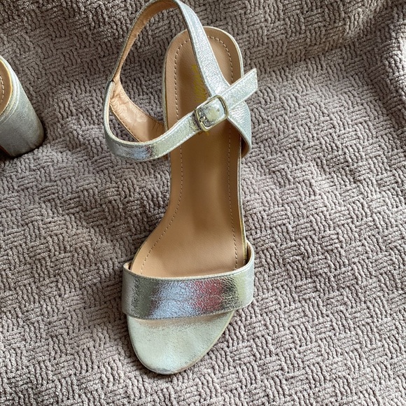 Silver shoes - Picture 3 of 6